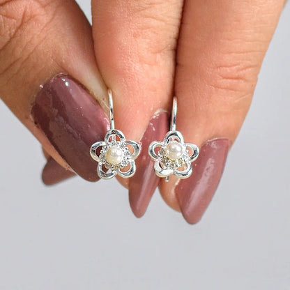 Aros plata 925 Camelia para mujer perla en mano