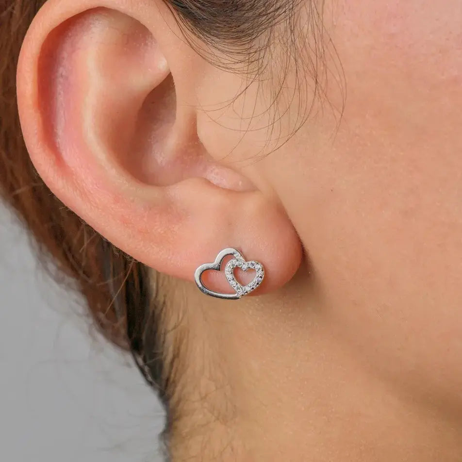 Aros plata 925 Julieta corazon para mujer en modelo