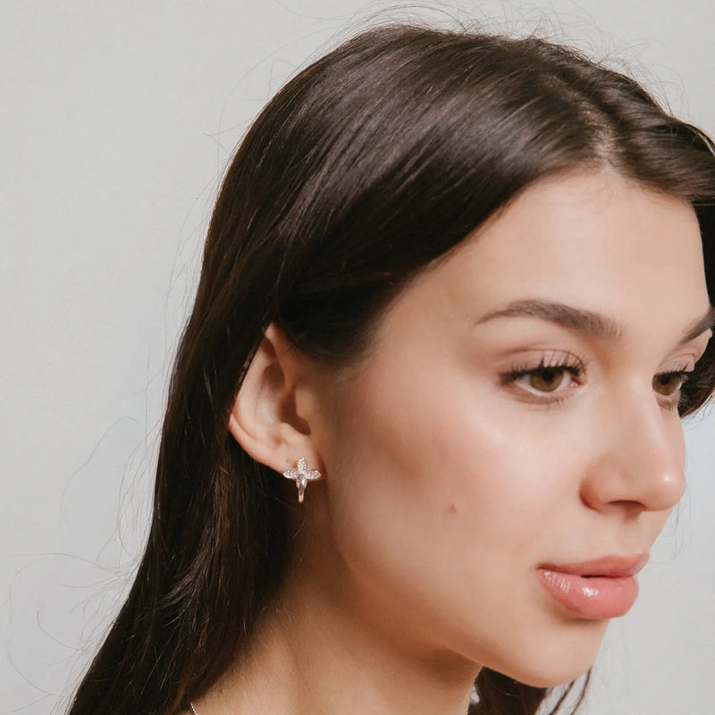 Aros_plata_925_Magnolia_mujer modelo