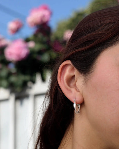 Modelo con aros circulares irregulares de plata 925, Sylara.