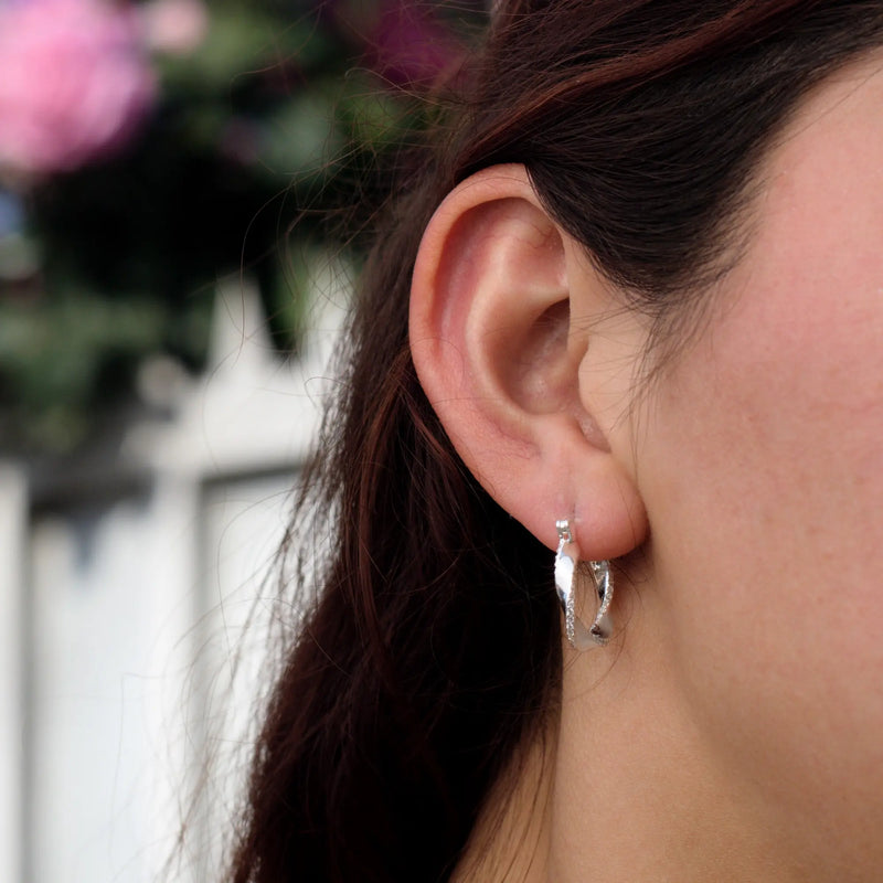 Modelo con aros circulares irregulares de plata 925, Sylara.