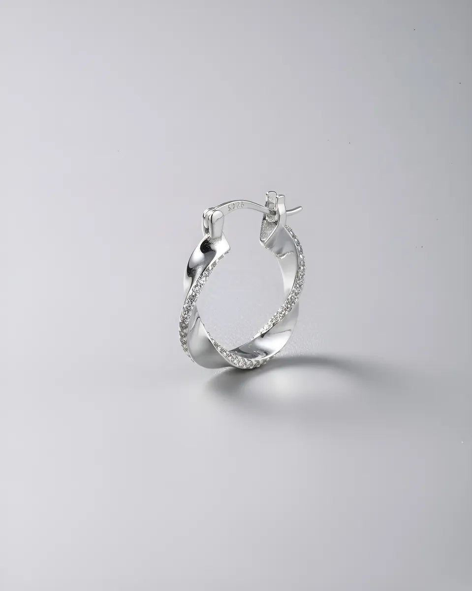 Aro circular irregular de plata 925 mostrado de lado, joya moderna Sylara.