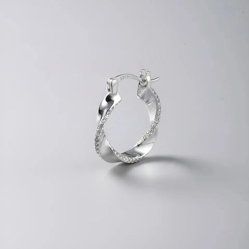 Aro circular irregular de plata 925 mostrado de lado, joya moderna Sylara.