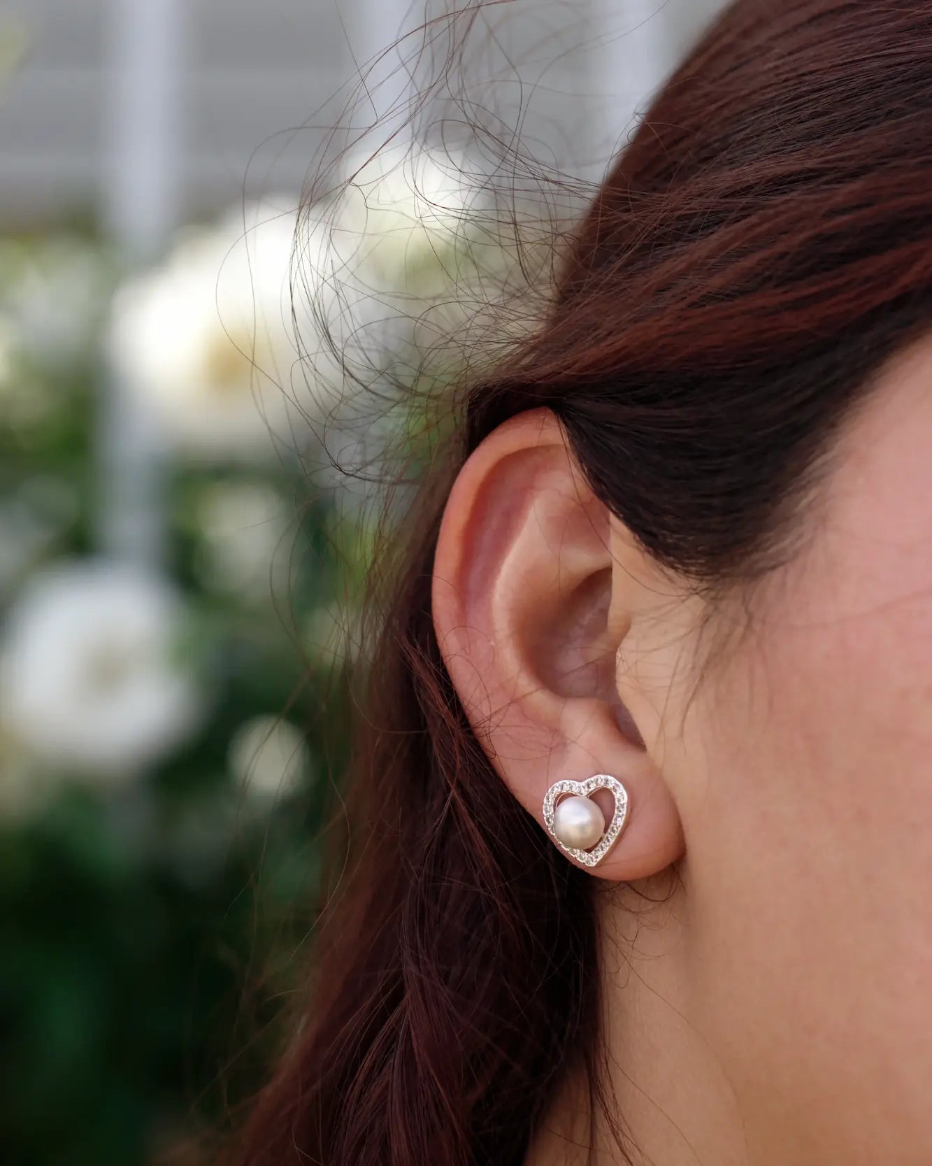 Modelo aros con colgante de corazón y perla blanca en plata 925, diseño elegante Sylara.