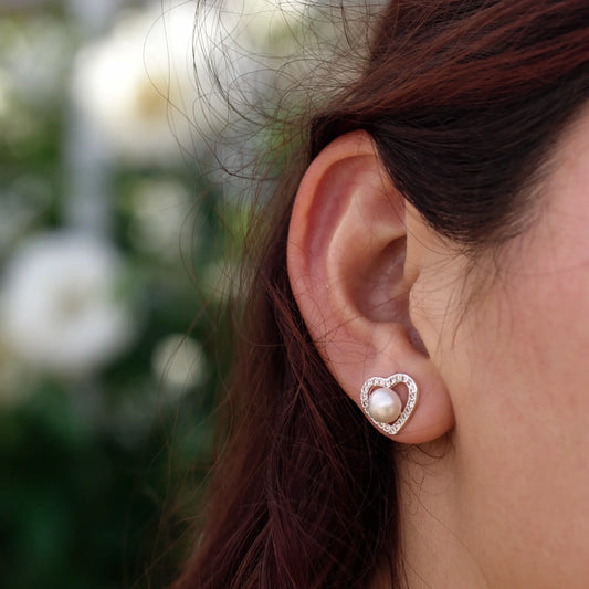 Modelo aros con colgante de corazón y perla blanca en plata 925, diseño elegante Sylara.