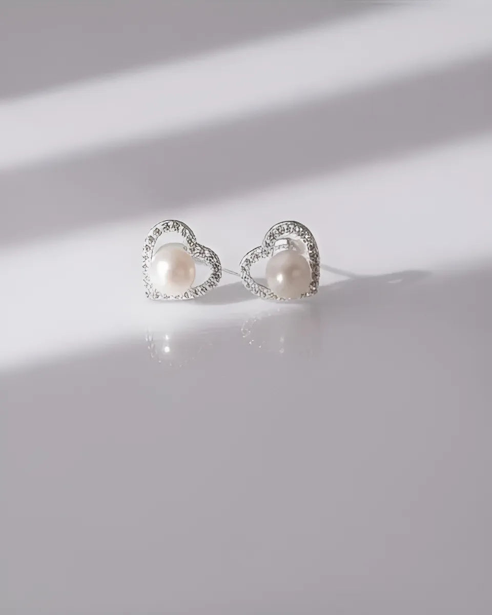 Aros con colgante de corazón y perla blanca en plata 925, diseño elegante Sylara.