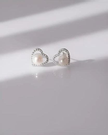 Aros con colgante de corazón y perla blanca en plata 925, diseño elegante Sylara.