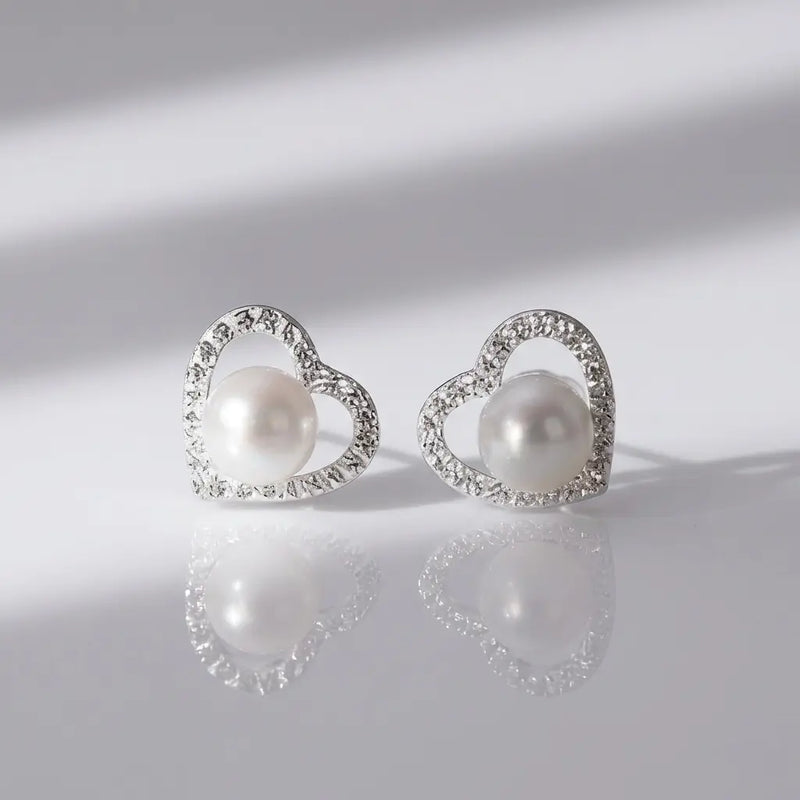 Aros con colgante de corazón y perla blanca en plata 925, diseño elegante Sylara.
