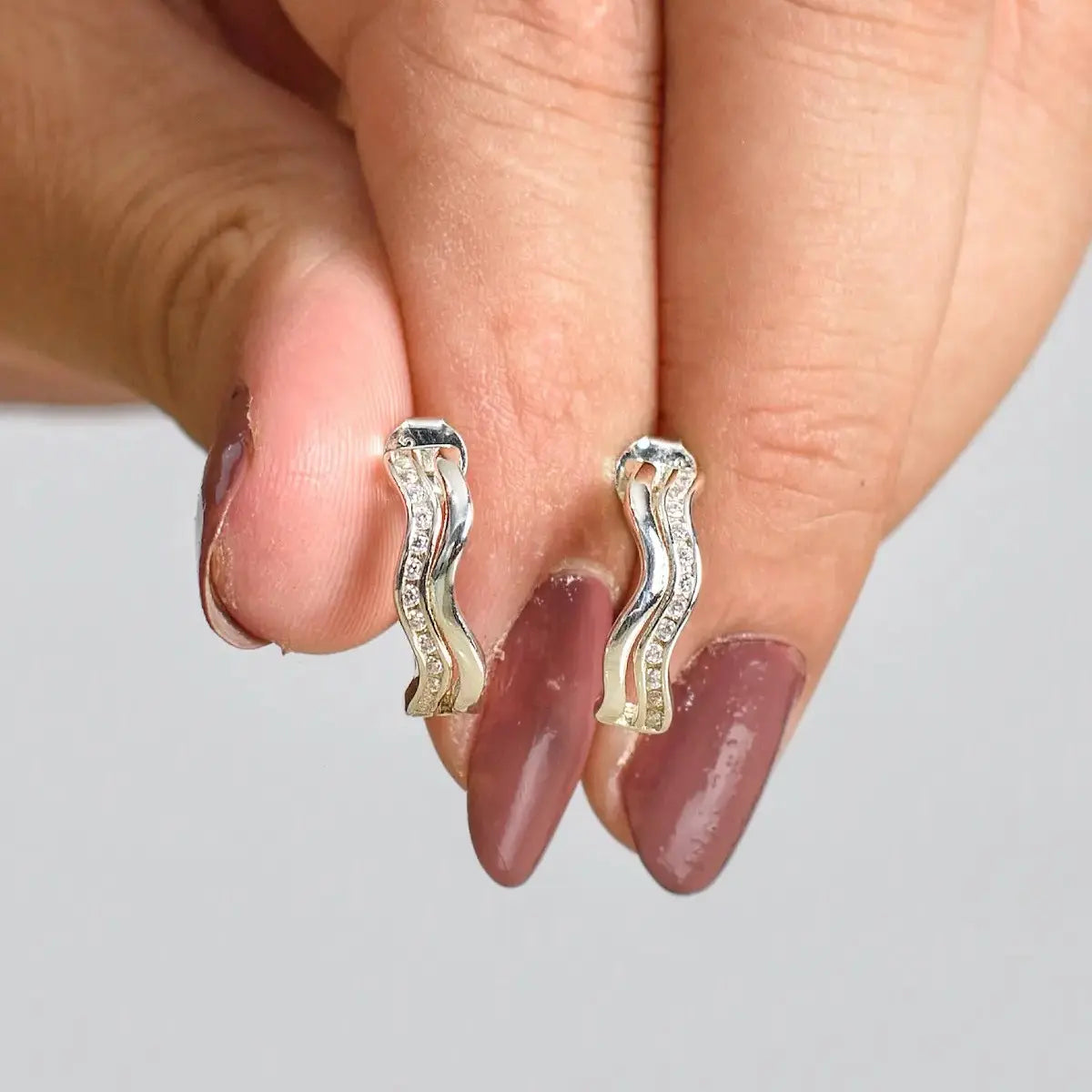 Aros plata 925 Ondas para mujer en mano