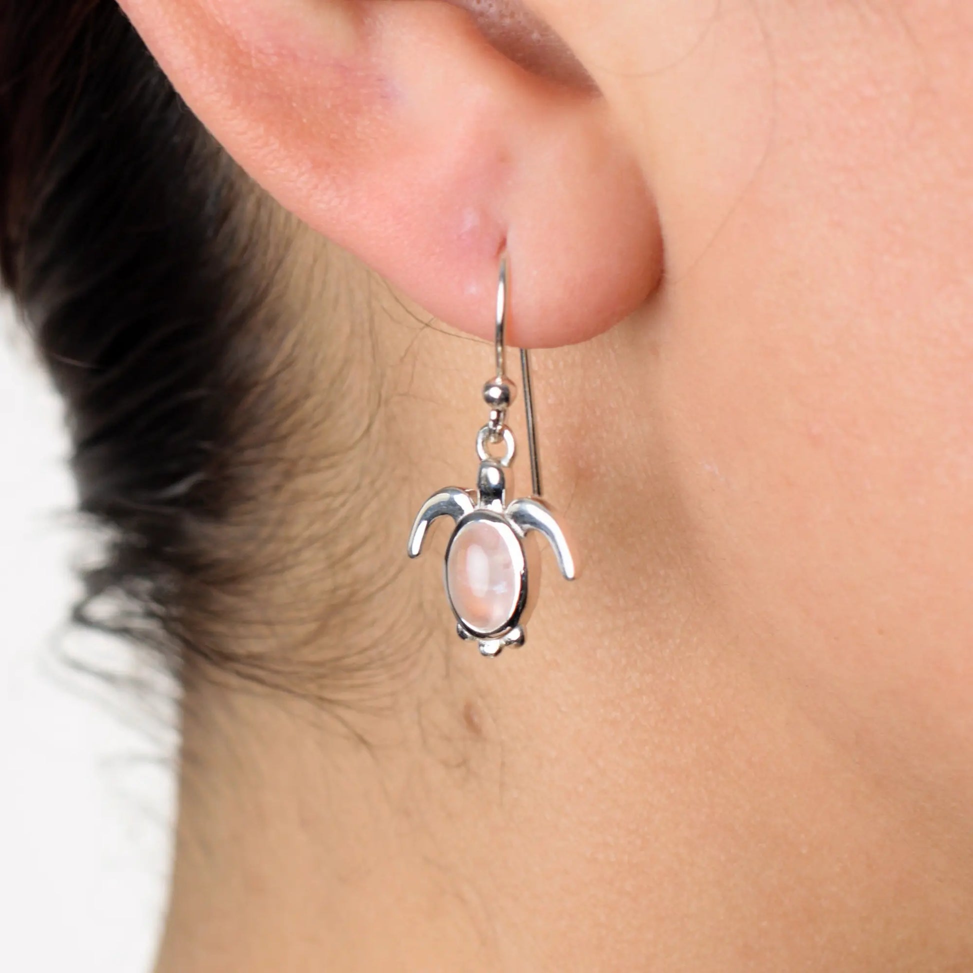Aros plata 925 Tortuga Mia para mujer en modelo