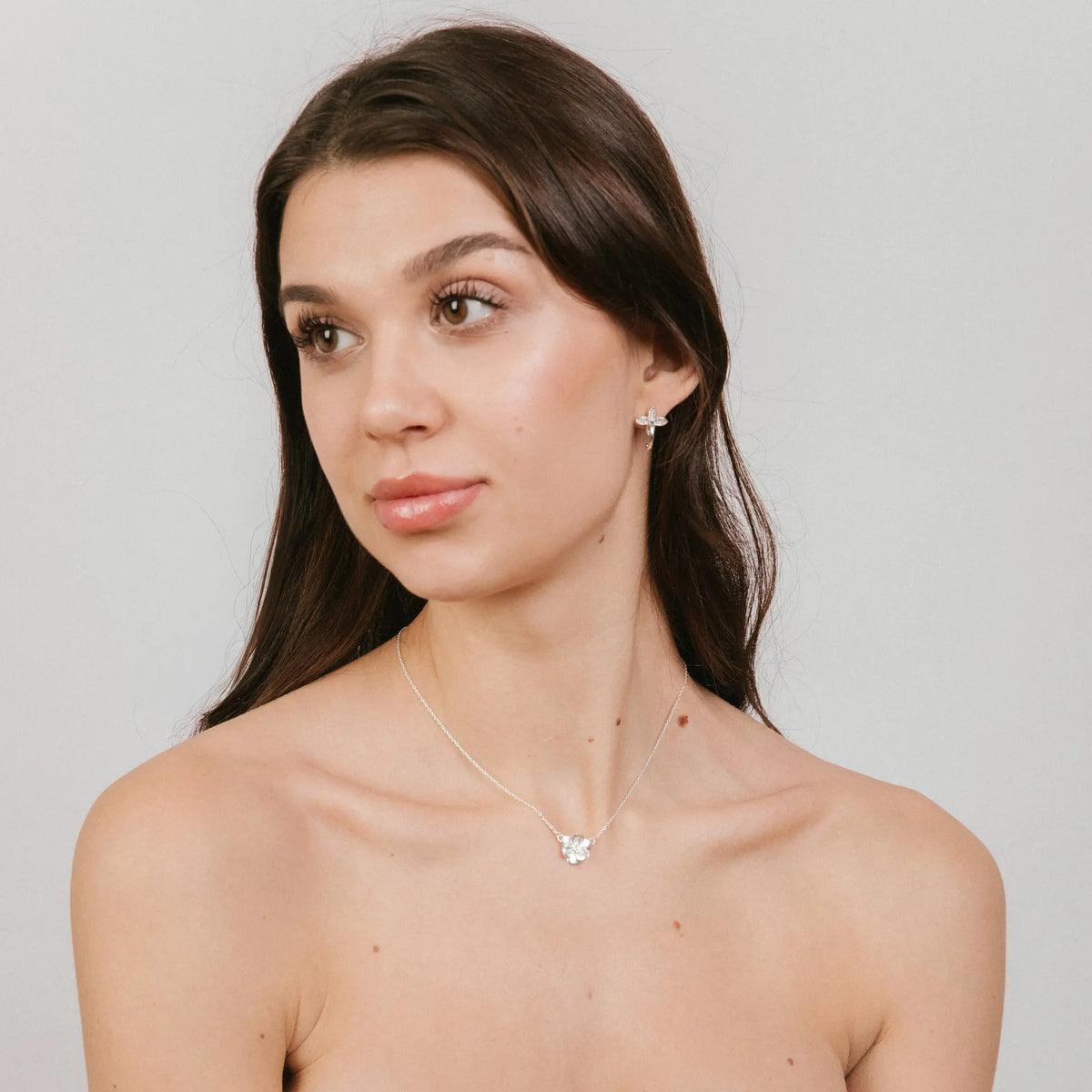 Collar plata Flor Pensamiento para mujer en modelo