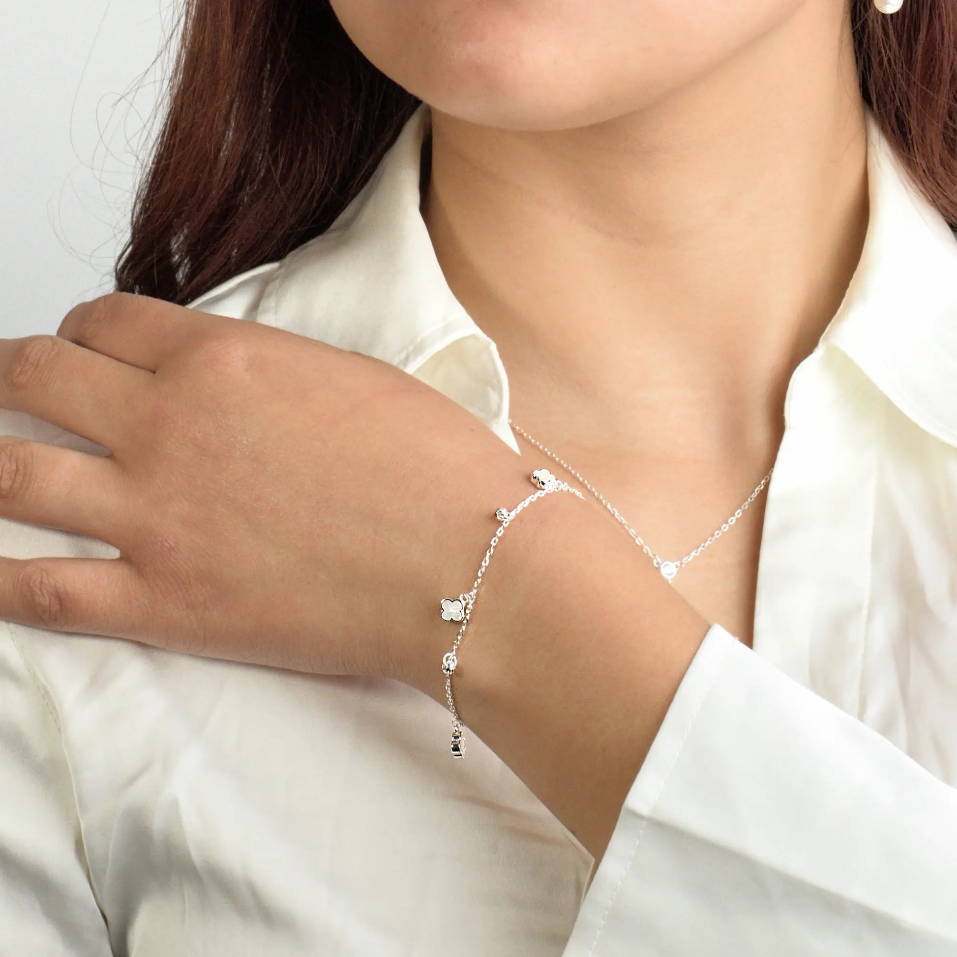 Pulsera plata 925 para mujer Trébol Amelie en mano