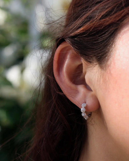 Modelo con aros circular flores perlado de plata 925, Sylara