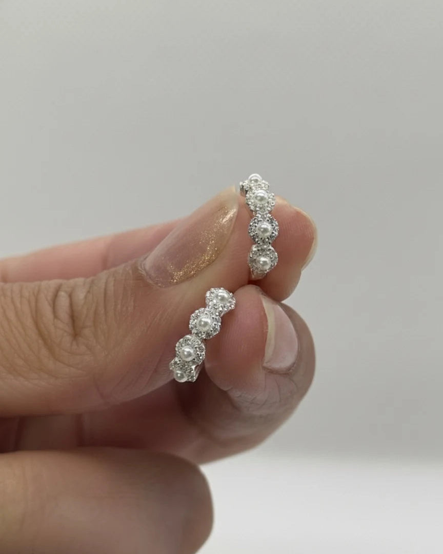 Aros circular flores perlado de plata 925, diseño romántico y moderno de Sylara.