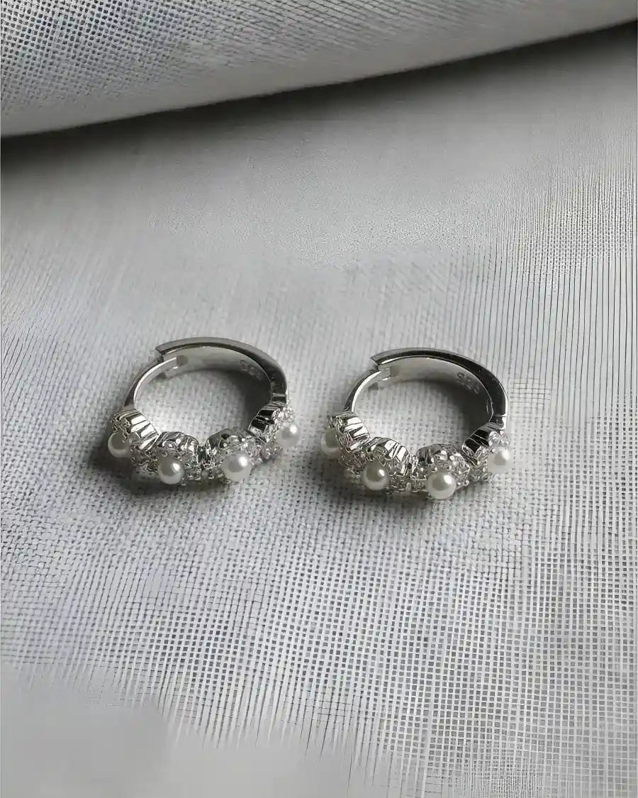 Joyas de plata 925 estilo floral perlado, aros circulares femeninos de Sylara.