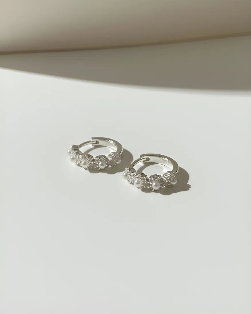 Aros circular flores perlado de plata 925, diseño romántico y moderno de Sylara.