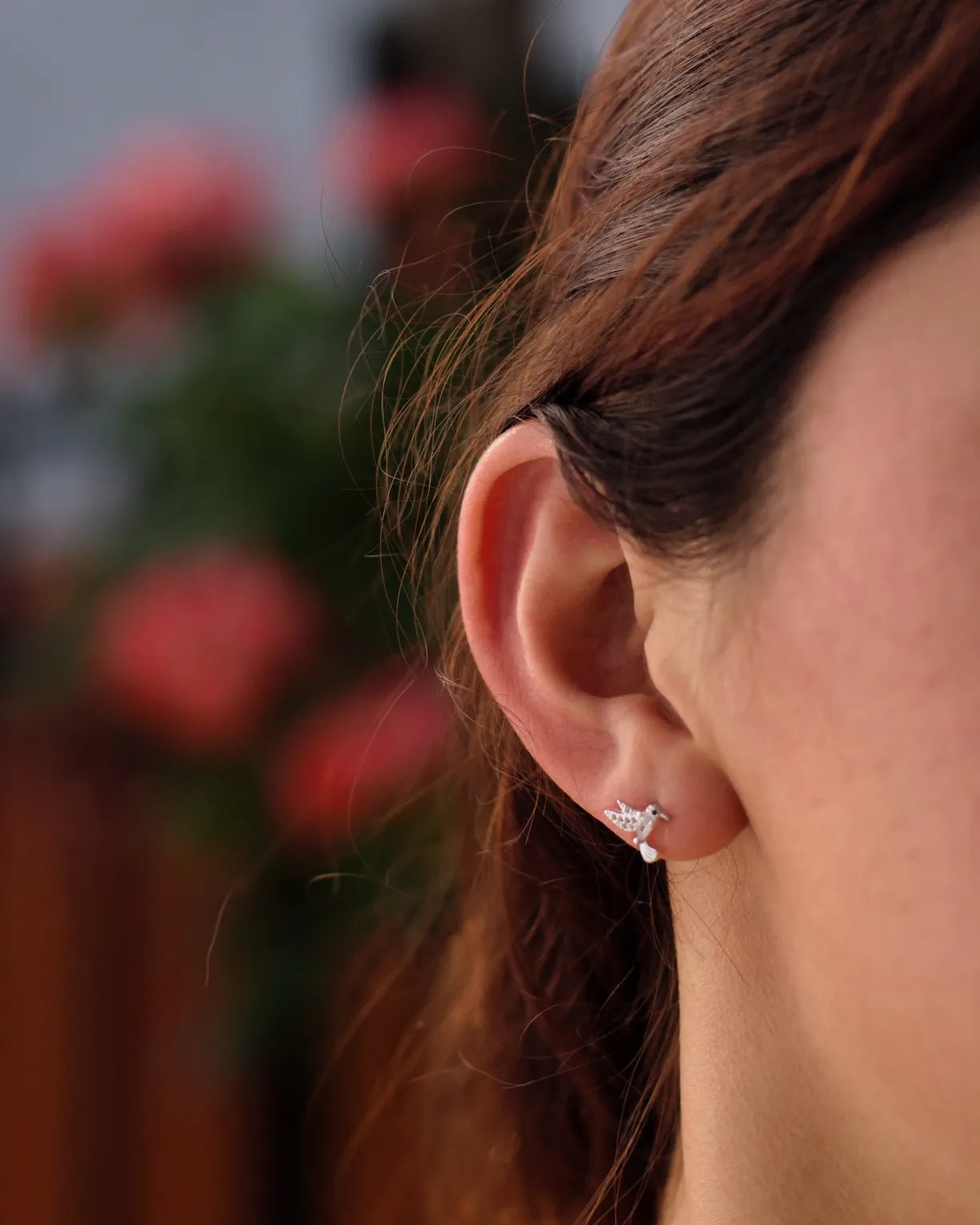 Modelo con aros colgantes de picaflor en plata 925 Sylara