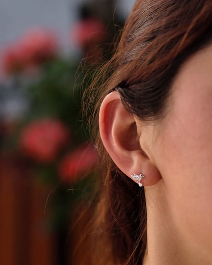 Modelo con aros colgantes de picaflor en plata 925 Sylara