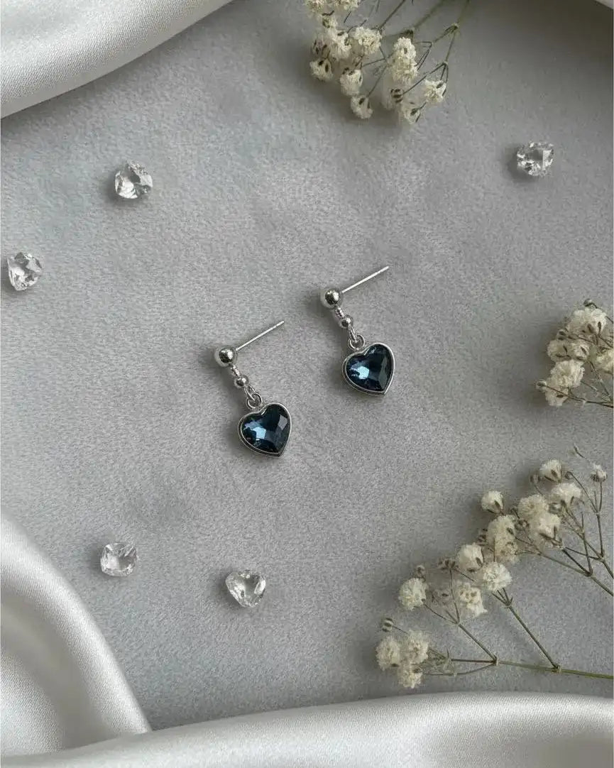 Detalle del colgante con corazón azul Swarovski en aros de plata 925 Sylara.