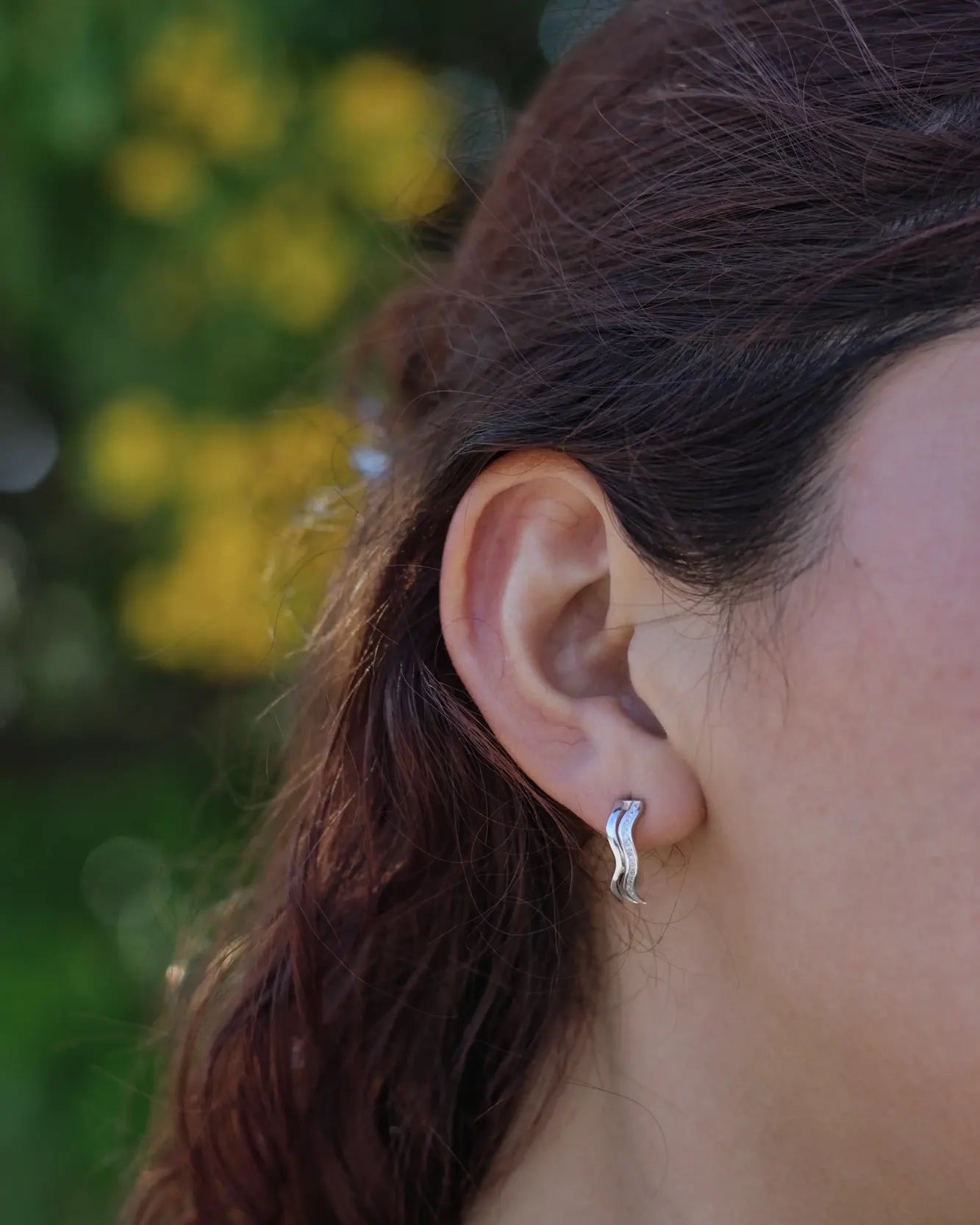 Aros con forma de onda irregular, joya elegante de plata 925 Sylara.