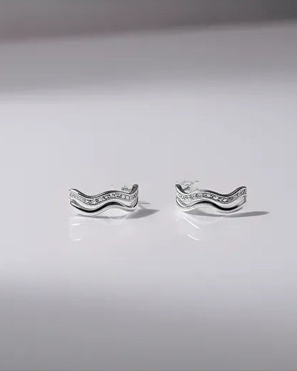 Aros diseño de onda irregular en plata 925, estilo moderno de Sylara.