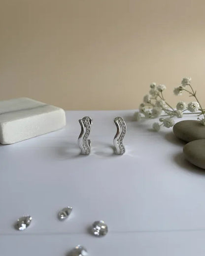 Aros con forma de onda irregular, joya elegante de plata 925 Sylara.