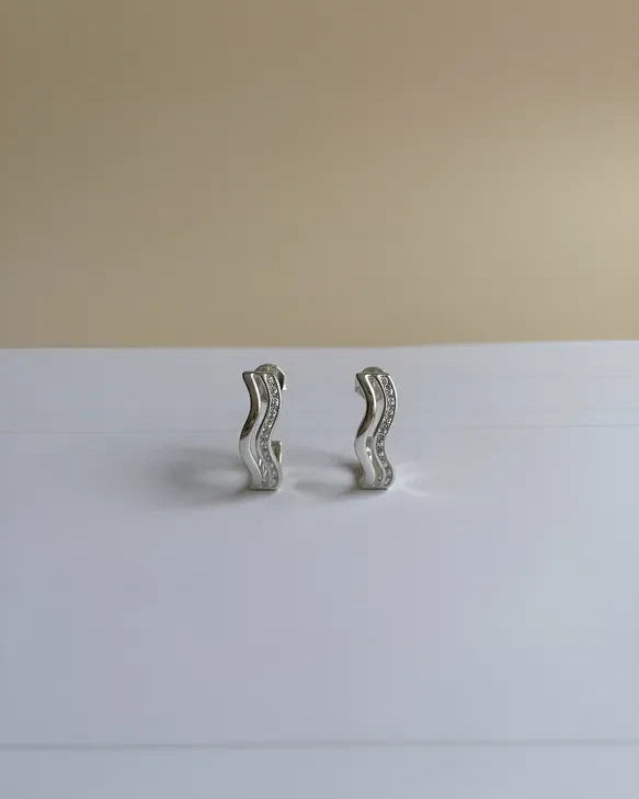 Par de aros diseño onda irregular, joya minimalista de Sylara en plata 925.