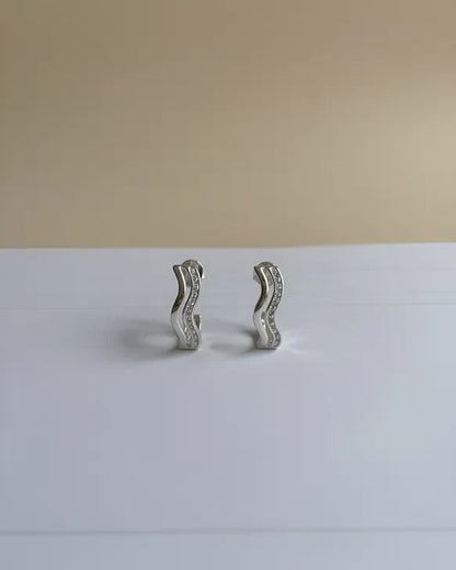 Par de aros diseño onda irregular, joya minimalista de Sylara en plata 925.