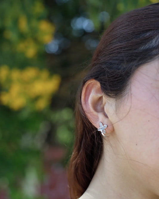 Modelo con aros flor de plata 925 con forma circular Sylara