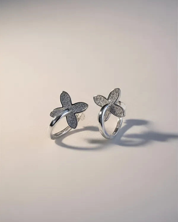 Aros flor de plata 925 con forma circular, diseño delicado y elegante de Sylara.