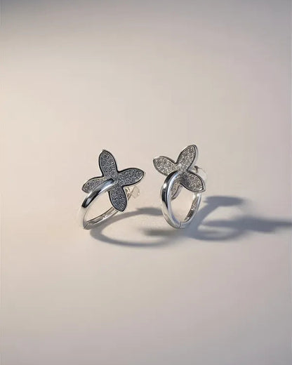 Aros flor de plata 925 con forma circular, diseño delicado y elegante de Sylara.