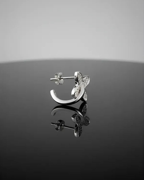 Aros circulares con detalle floral en plata 925, joyería moderna de Sylara