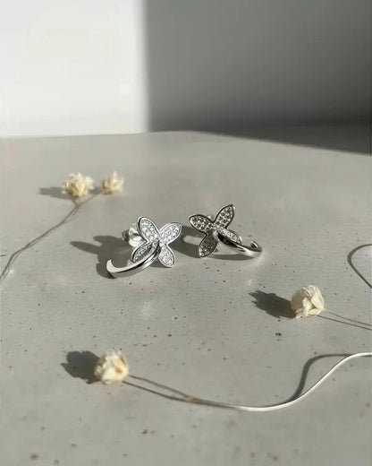 Modelo usando aros flor plata circular, joya brillante y femenina de Sylara.