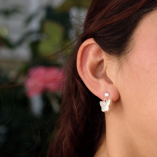 Modelo con aros mariposa colgante en plata 925, diseño elegante de Sylara