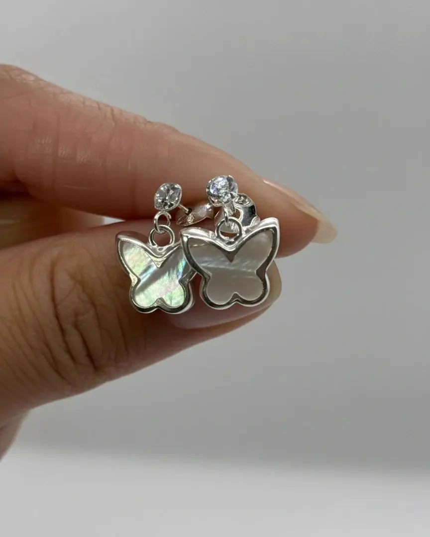 aros mariposa colgante blanco en plata 925, estilo romántico de Sylara.