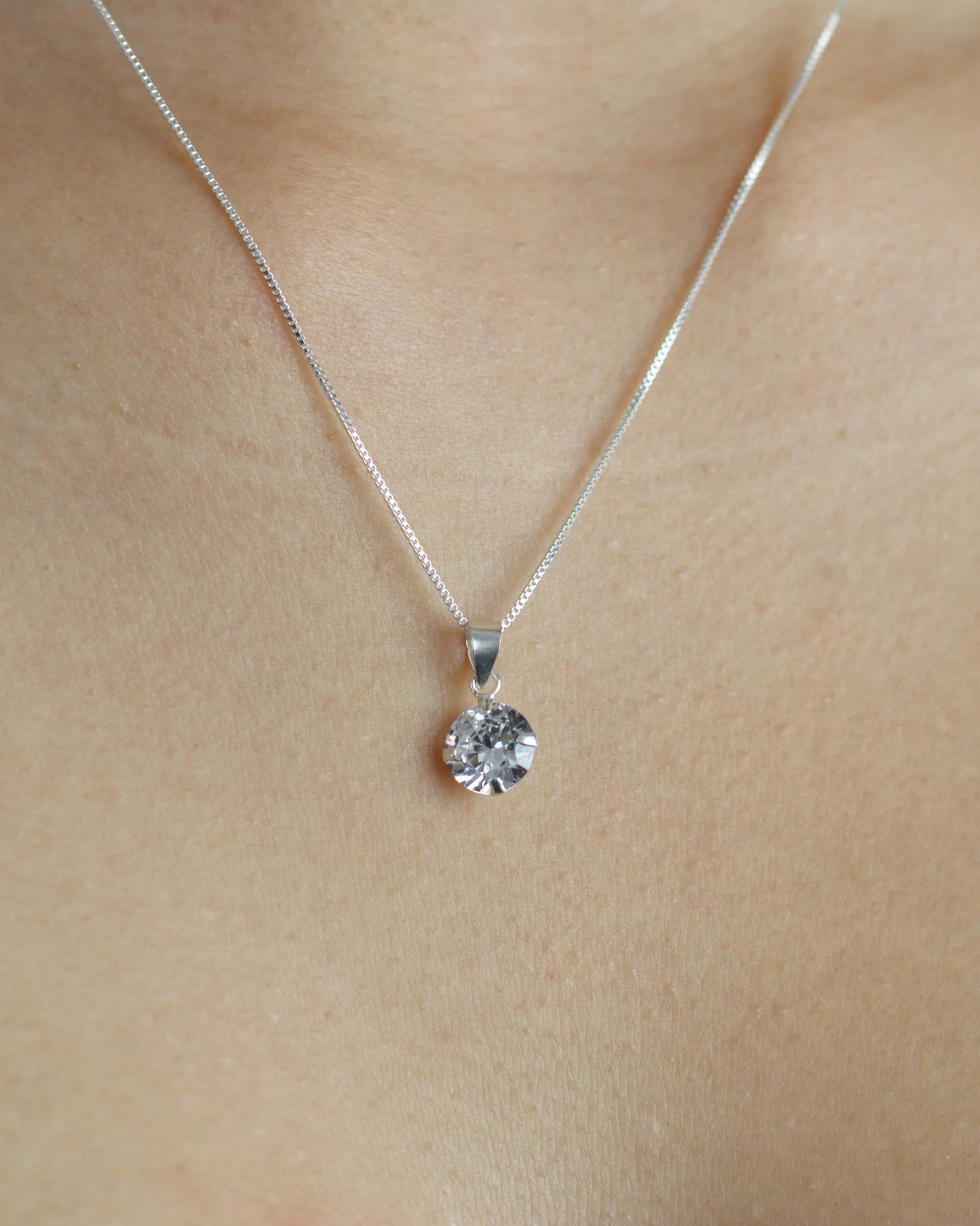 Collar punto de luz blanco de 8 mm y 45 cm, diseño elegante Sylara