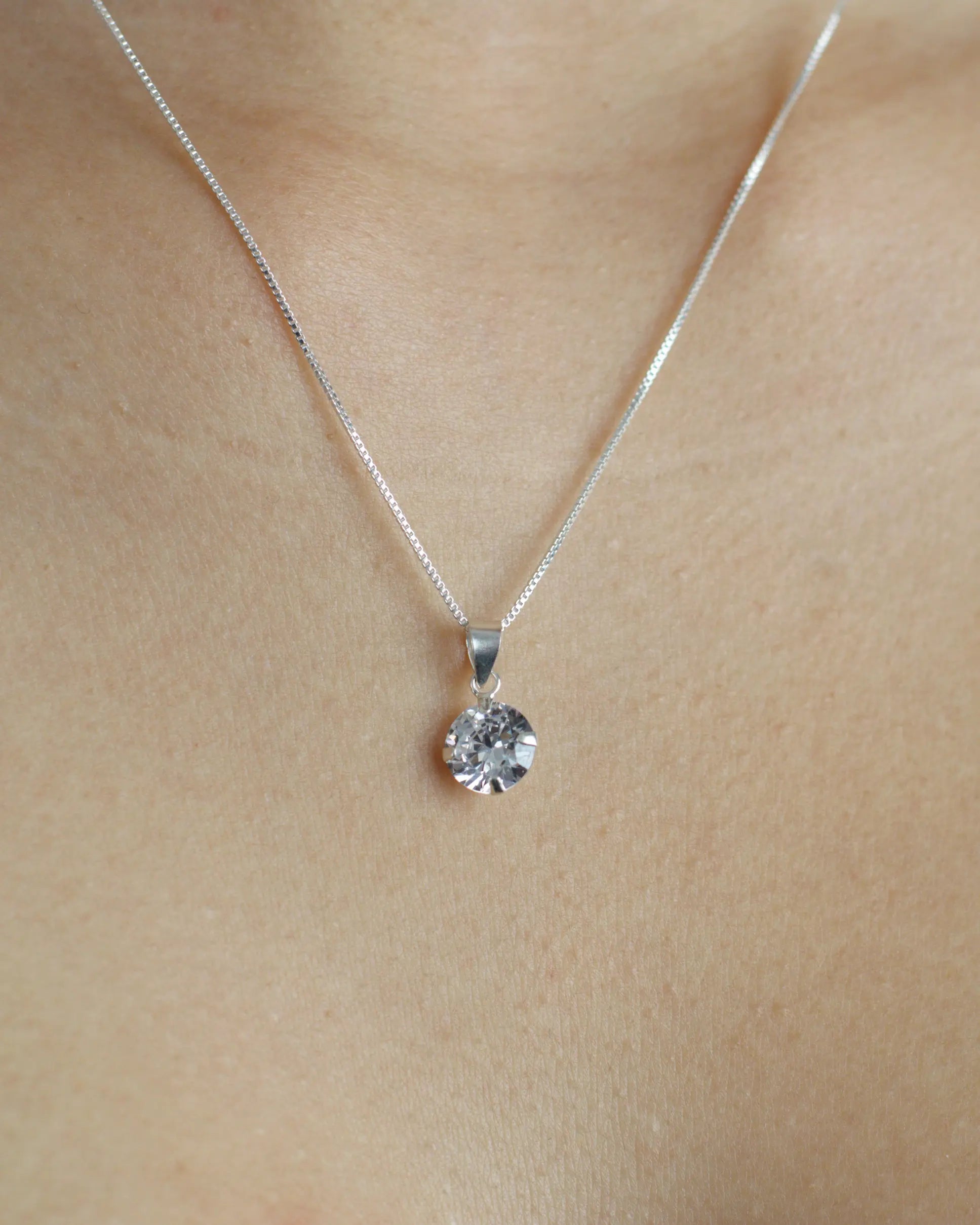 Collar punto de luz blanco de 8 mm y 45 cm, diseño elegante Sylara