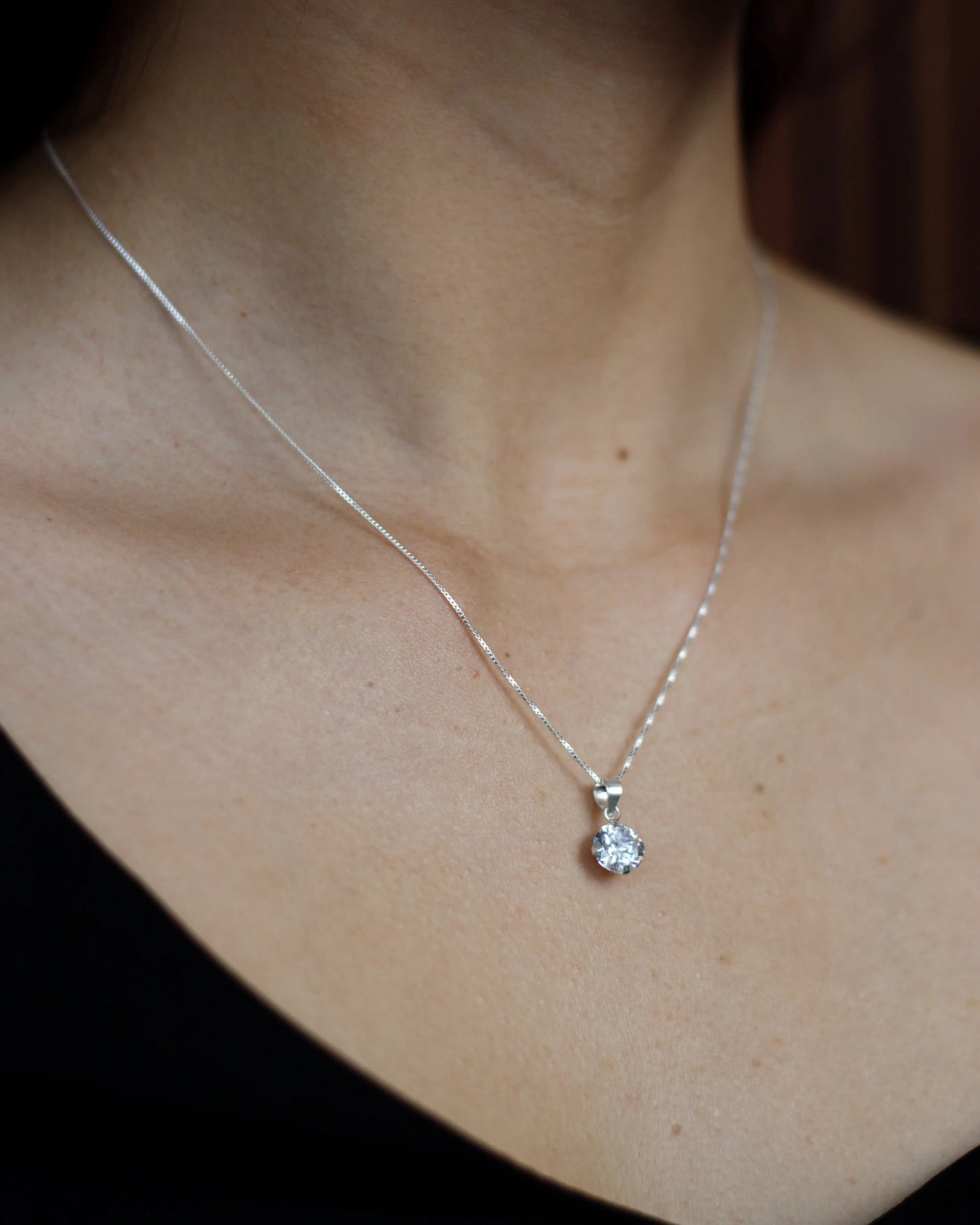 Collar punto de luz blanco de 8 mm y 45 cm, diseño elegante Sylara