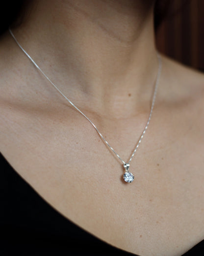 Collar punto de luz blanco de 8 mm y 45 cm, diseño elegante Sylara