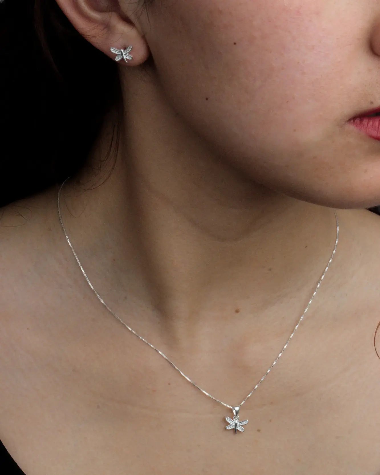 Conjunto de plata libélula blanco de 45 cm, collar y aros con diseño elegante Sylara