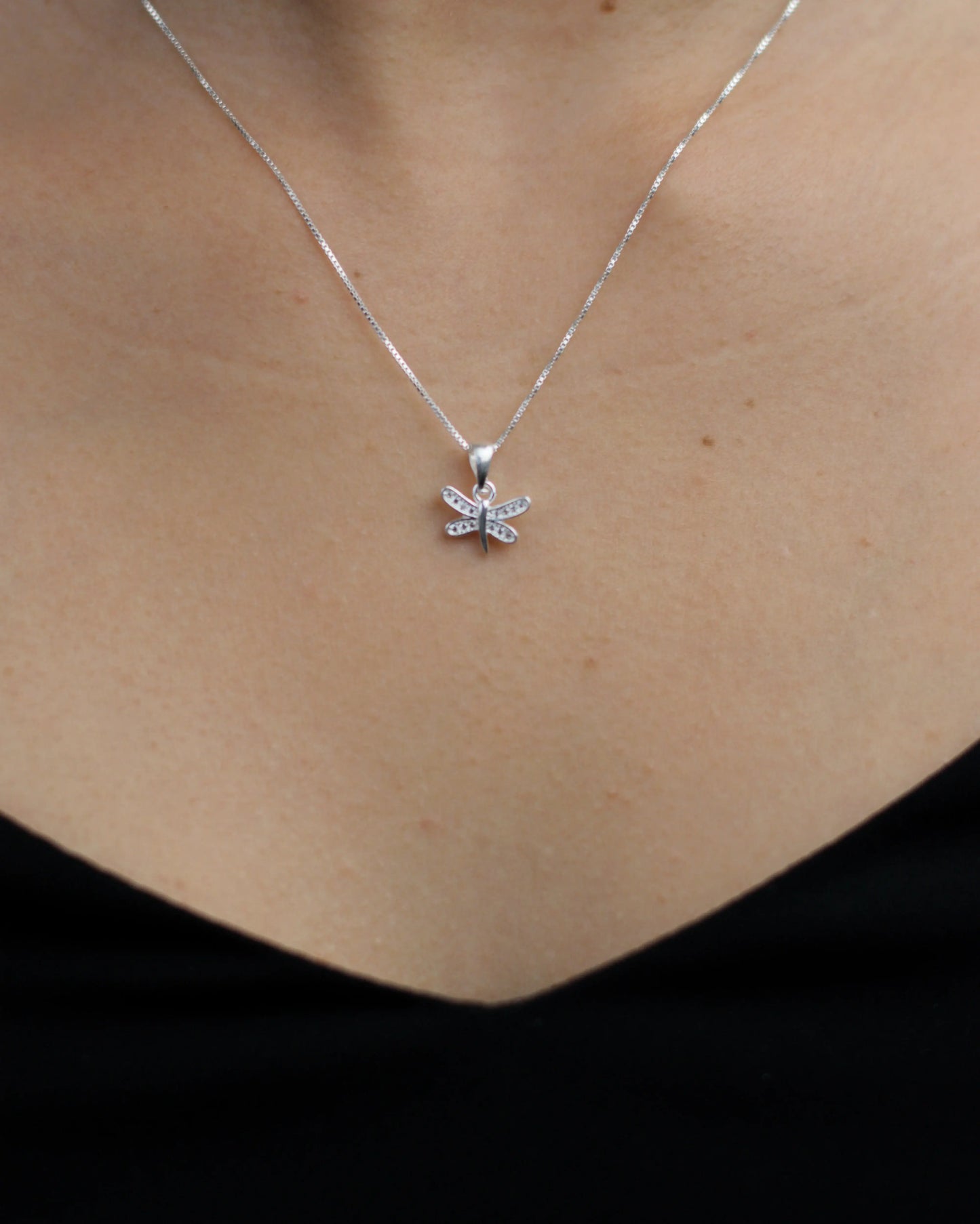 Conjunto de plata libélula blanco de 45 cm, collar y aros con diseño elegante Sylara