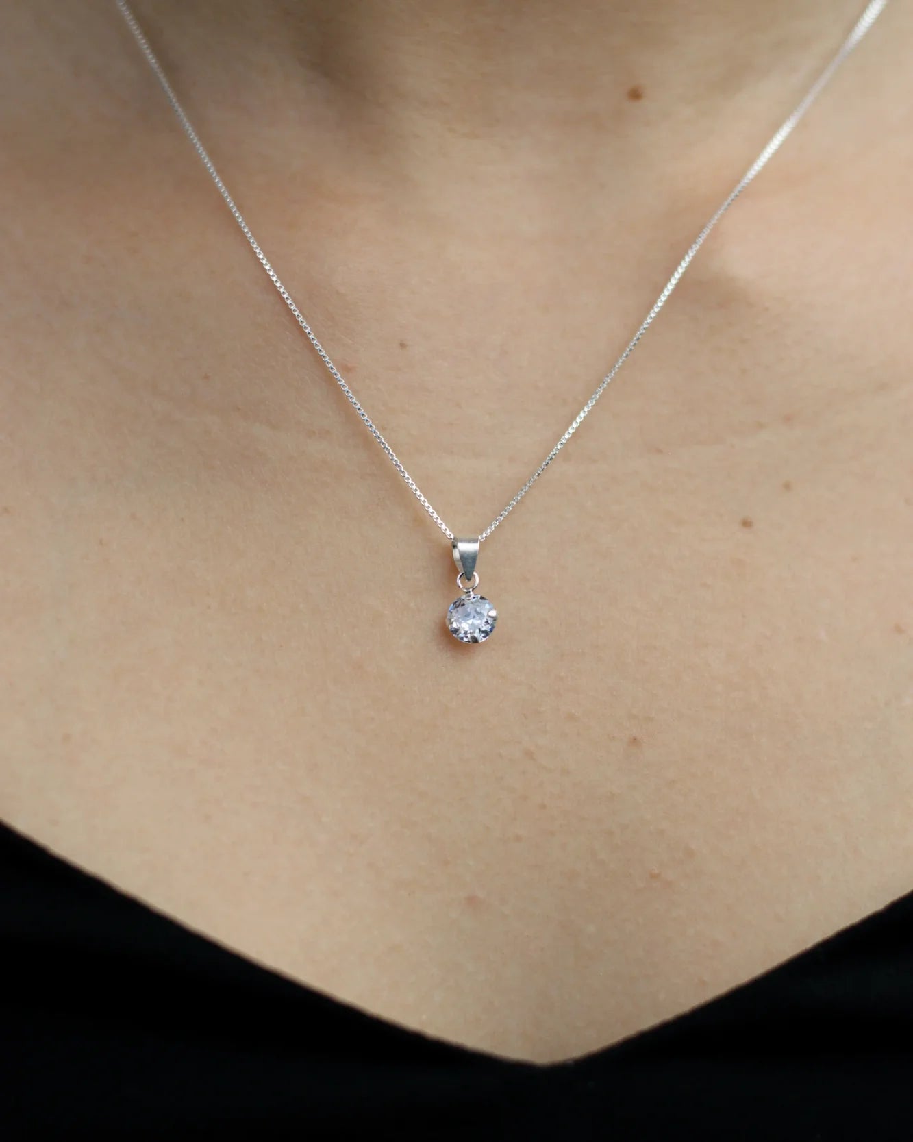 Conjunto plata punto de luz blanco de 45 cm, collar y aros elegantes de Sylara