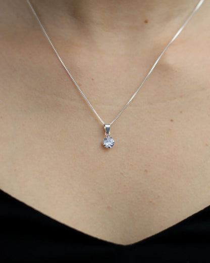 Conjunto plata punto de luz blanco de 45 cm, collar y aros elegantes de Sylara